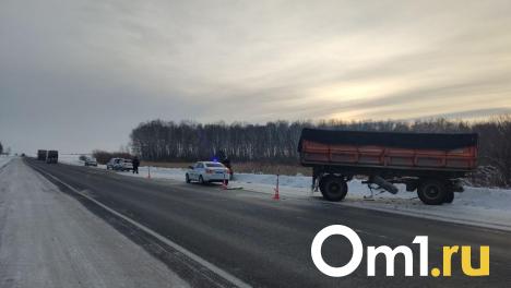 На трассе Тюмень – Омск у КамАЗа оторвало прицеп с зерном: погиб человек