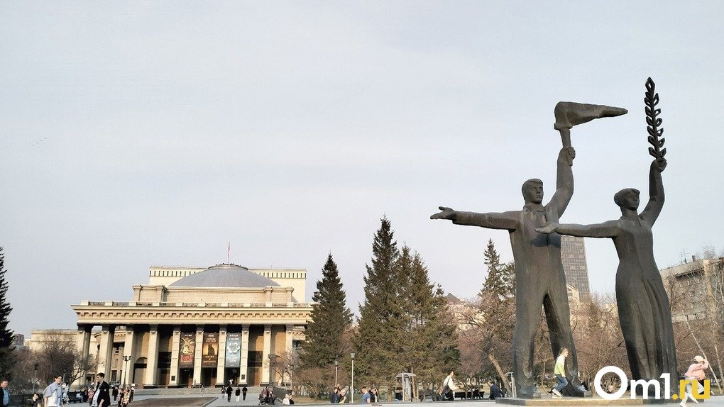 В Новосибирске засняли монтаж Знамени Победы на крыше НОВАТа