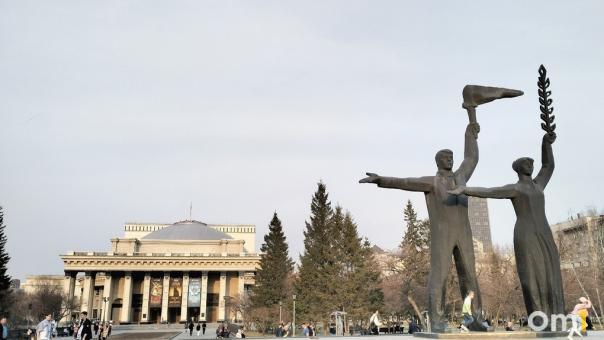 В Новосибирске засняли монтаж Знамени Победы на крыше НОВАТа