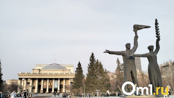 В Новосибирске засняли монтаж Знамени Победы на крыше НОВАТа
