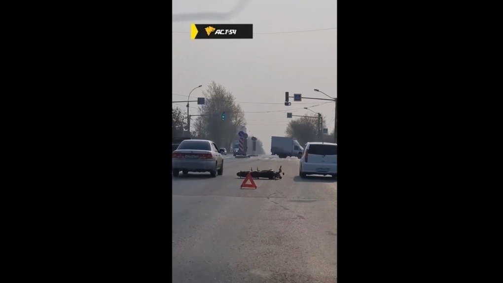 В Новосибирске легковушка столкнулась с мотоциклистом на Немировича-Данченко