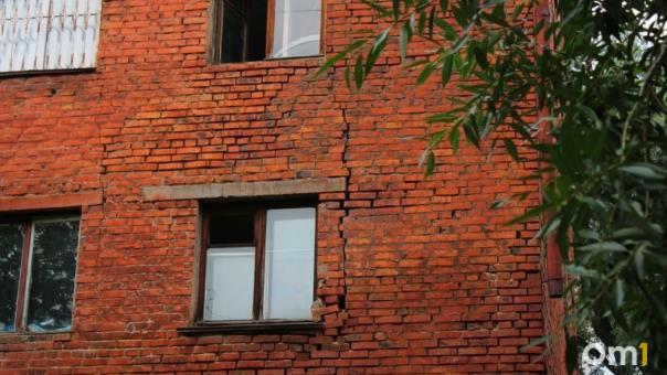 Прокуратура требует отремонтировать ещё одну омскую пятиэтажку, которая может рухнуть