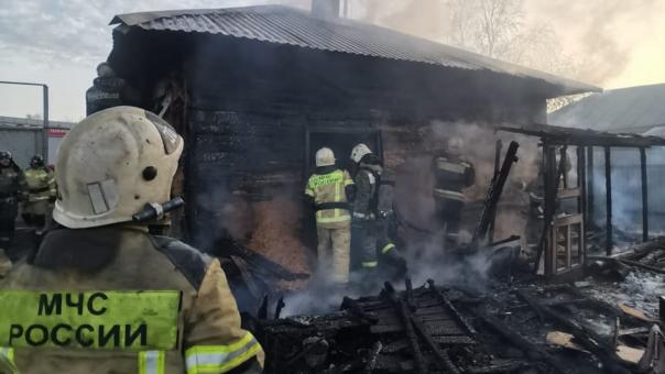 В МЧС сообщили поздно. У омичей сгорели дом и баня