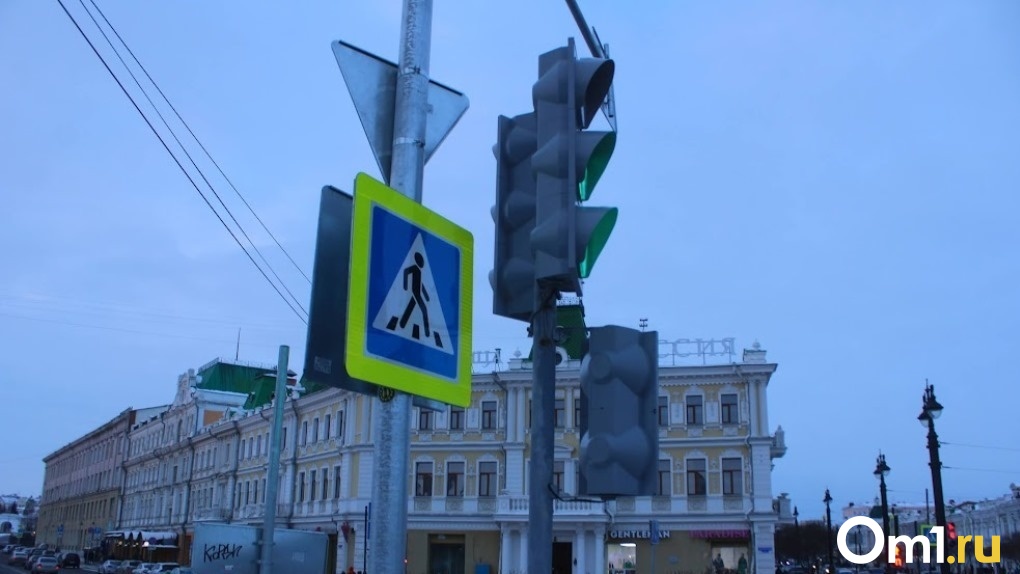 Ветер ни при чём? Памятник «Первому Омскому светофору» пострадал от рук вандалов