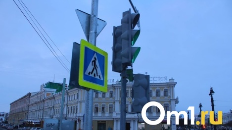 Ветер ни при чём? Памятник «Первому Омскому светофору» пострадал от рук вандалов