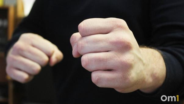 В Омске студент сломал челюсть сокурснику из-за неудачной шутки