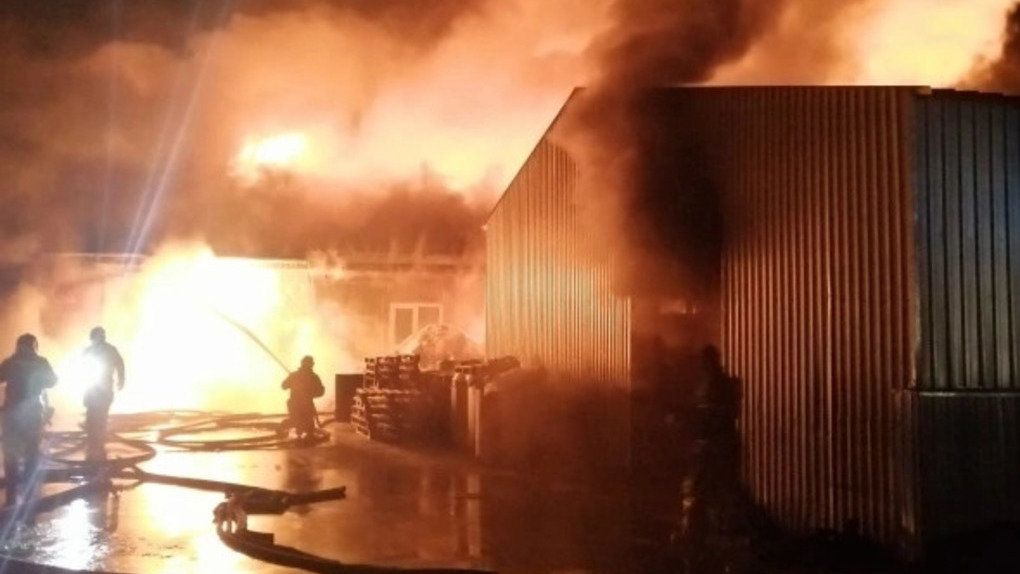 В Омске ночью тушили пожар на складе с пластиком