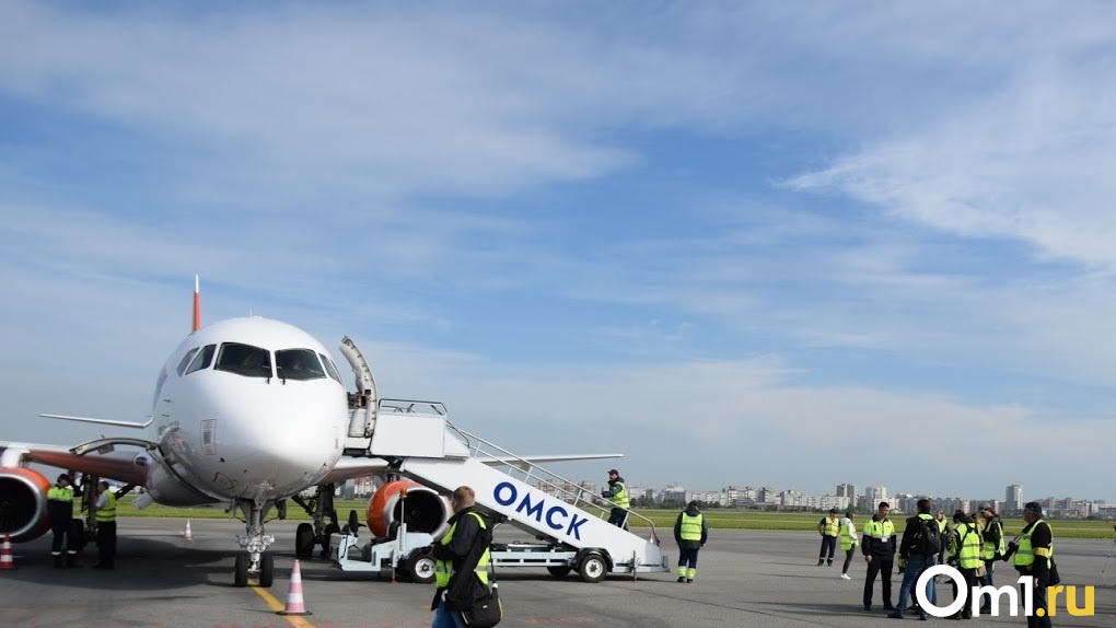 Рейс самолета омск. Полет на самолете в Омске. Самолеты отменили Омск. Омск Китай. Полет Омск 2023.