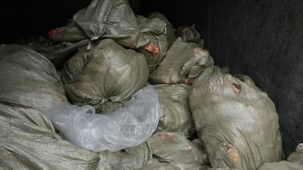 В Советском округе Омска нашли тонну мешков с останками животных