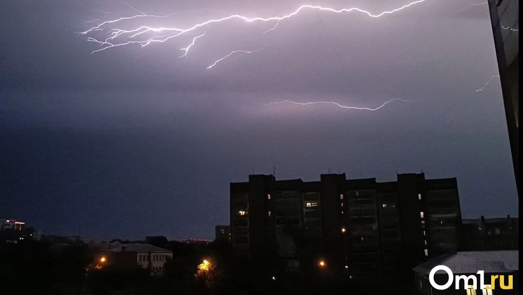 «Гремело и сверкало жутко»: на Новосибирск ночью обрушились гроза и сильный ливень
