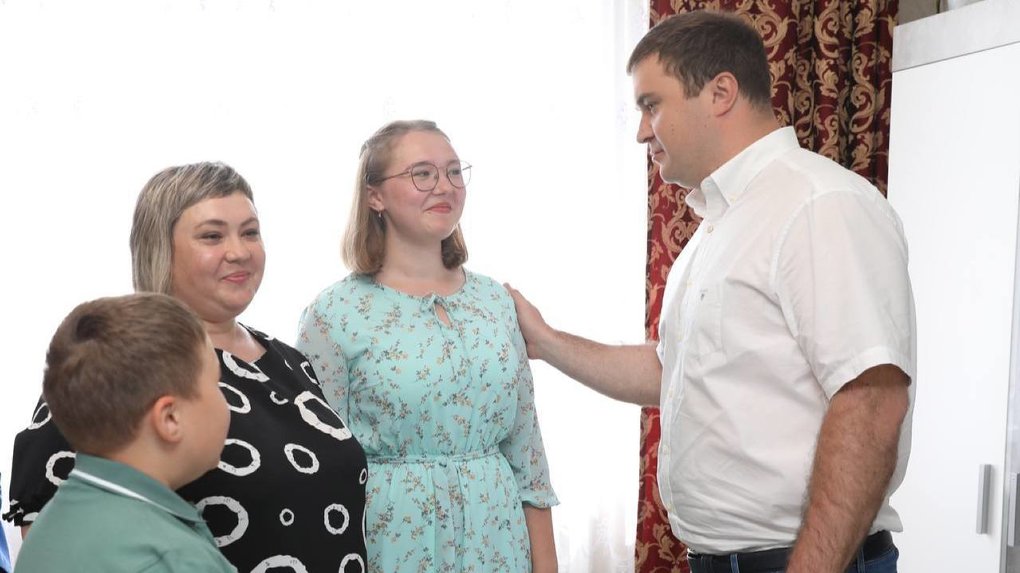 Виталий Хоценко посетил семью участника СВО в Омской области