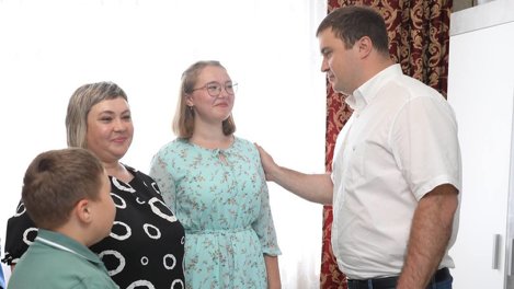 Виталий Хоценко посетил семью участника СВО в Омской области