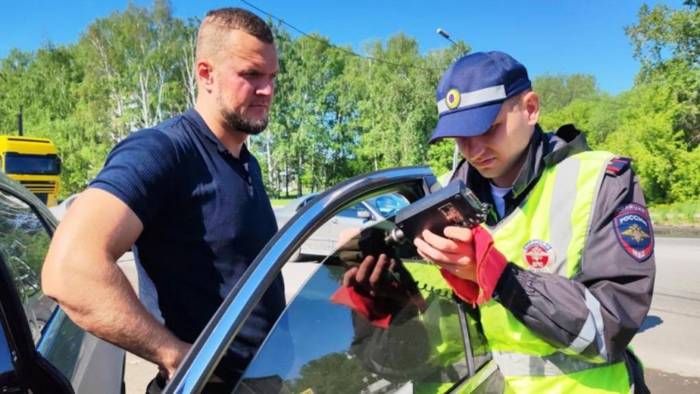 В Новосибирске во время рейда поймали 14 слишком затонированных автомобилей