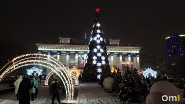 Новогодние украшения в новосибирских скверах уберут до 12 февраля