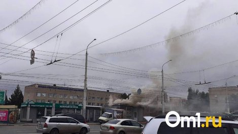 В Омске горит остановка