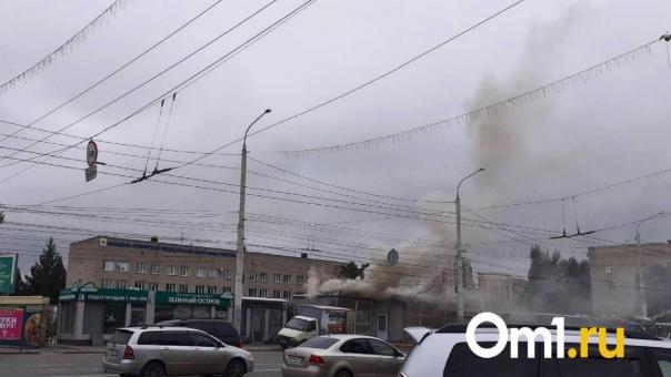 В Омске горит остановка