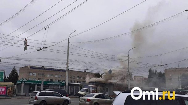 В Омске горит остановка