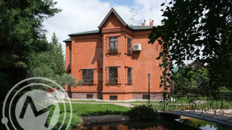В омской «Долине нищих» продаётся дом с двумя подземными этажами за 45 млн рублей