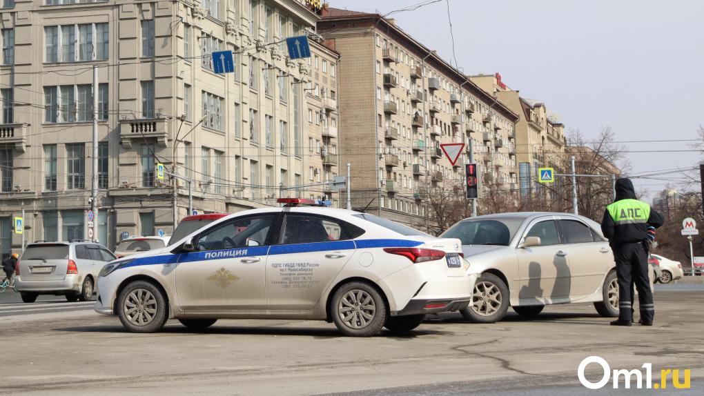В Новосибирске пассажиров зажало в иномарке после столкновения