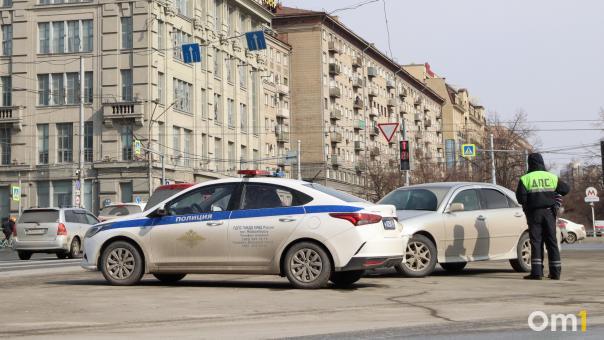 В Новосибирске пассажиров зажало в иномарке после столкновения