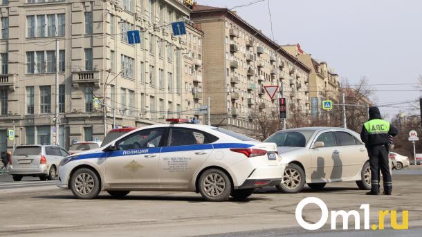 В Новосибирске пассажиров зажало в иномарке после столкновения