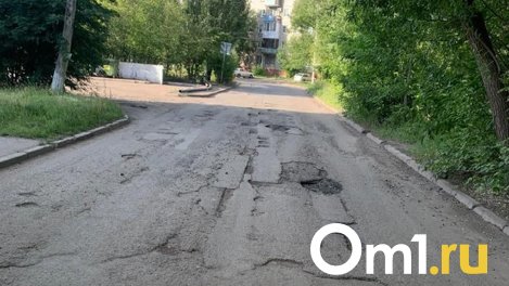 Яма в 20 сантиметров: омичи пожаловалось на некачественный ремонт дороги в Нефтяниках