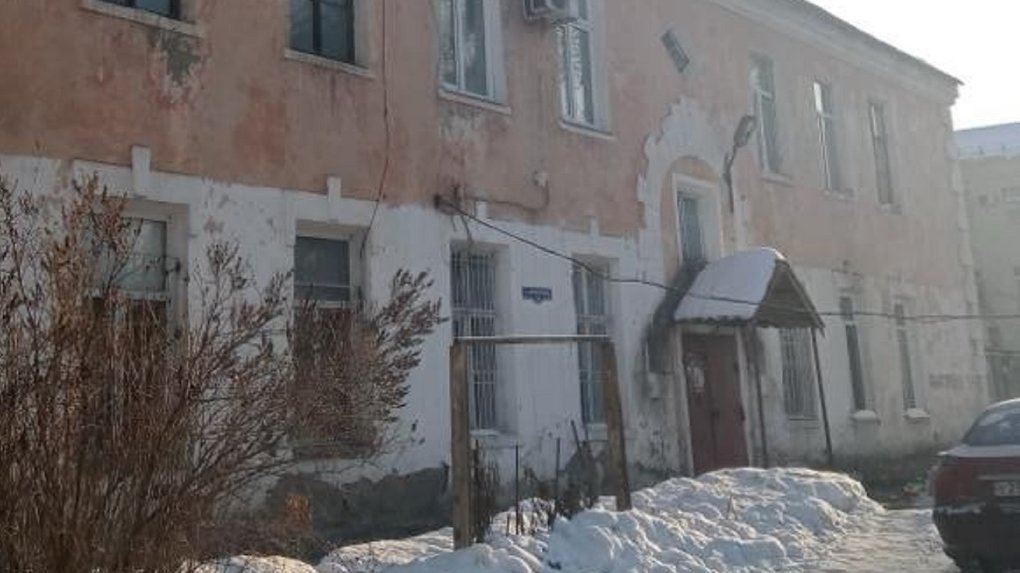 Омская прокуратура требует расселить жителей аварийного дома по улице Авиагородок