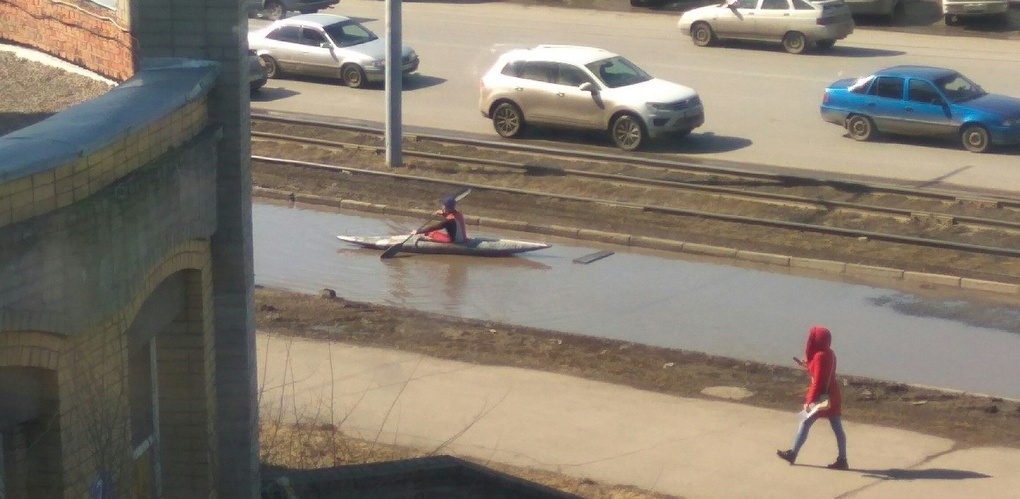 В центре Омска по луже проплыл гребец на байдарке