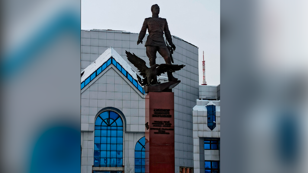 В Новосибирске усилят ночную подсветку памятника Покрышкину на площади Маркса