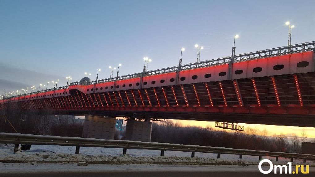 В Омске назвали дату, когда запустят подсветку на метромосту