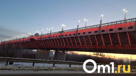 В Омске назвали дату, когда запустят подсветку на метромосту