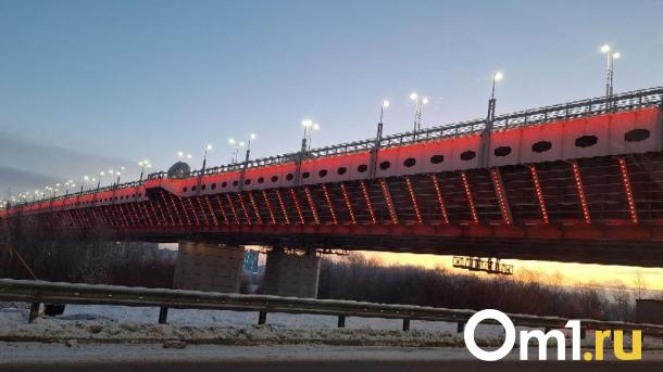 В Омске назвали дату, когда запустят подсветку на метромосту