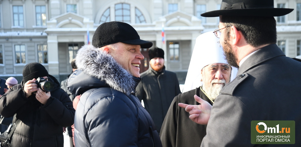 На парад войск на Соборной площади Омска пришли митрополит и раввин