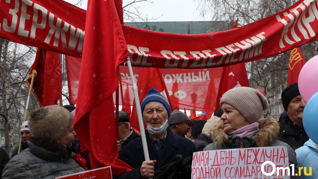 Фоторепортаж: новосибирцы с советскими флагами прошли по Красному проспекту в честь Первомая