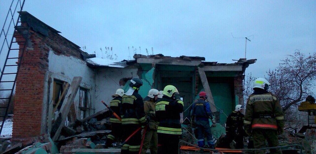 От рухнувшего после взрыва здания на птицефабрике под Омском осталось лишь две стены
