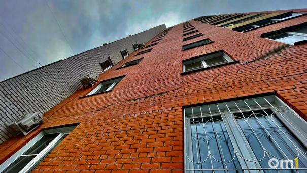Суд обязал Минимущества выделить квартиру 19-летней омичке, которая осталась без родителей