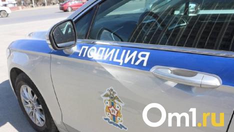 Омский студент не смог попасть в тёплую остановку и разбил её стекло