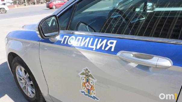 Омский студент не смог попасть в тёплую остановку и разбил её стекло