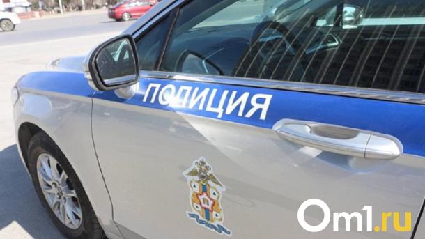 Омский студент не смог попасть в тёплую остановку и разбил её стекло