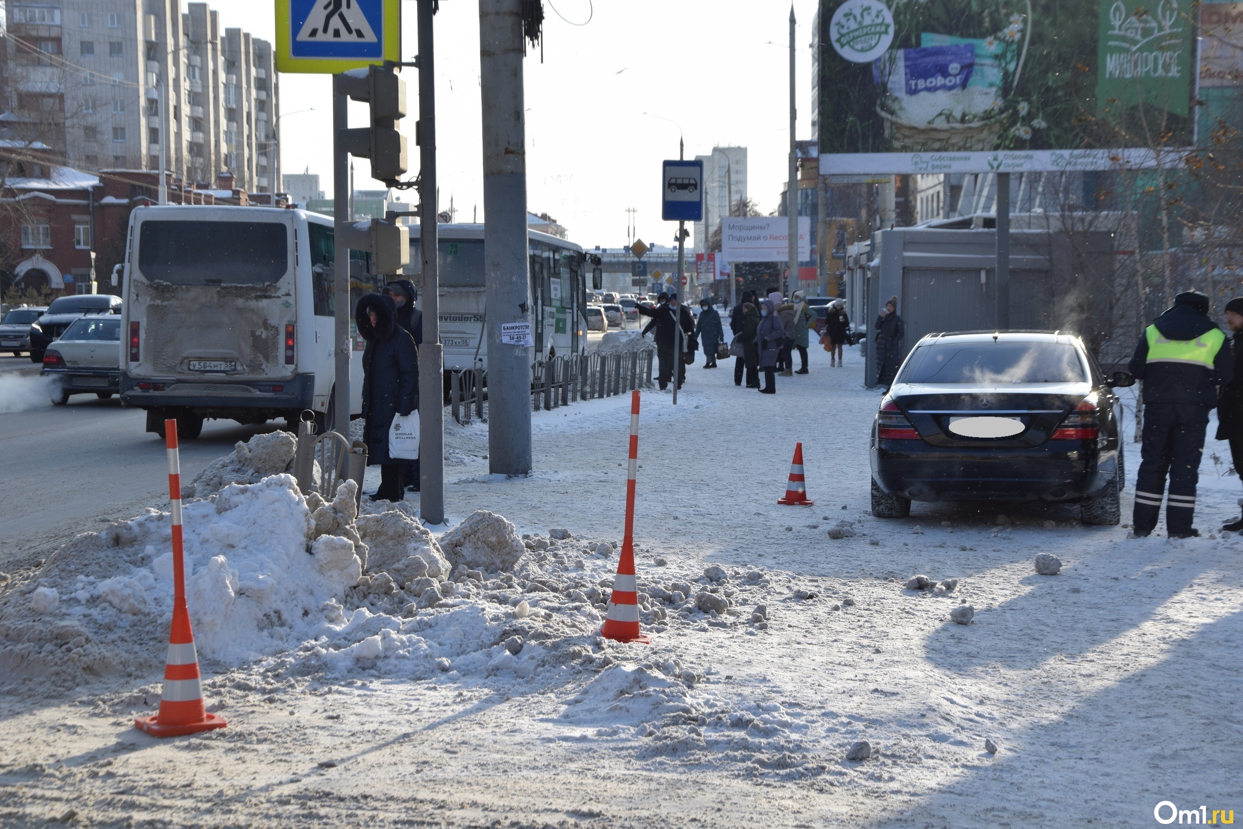 Появилось видео аварии на Красном пути в Омске, где девушка на Mercedes  вылетела на тротуар | 17.01.2022 | Омск - БезФормата