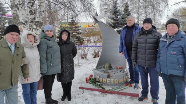 Стелу бойцам СВО «Zаветам Vерны» открыли под Новосибирском