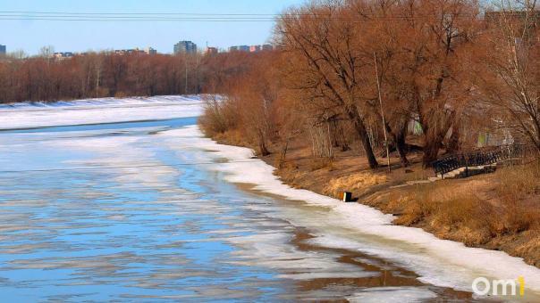 В Омске на тонком льду реки в центре города заметили детей