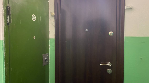 Новосибирец заперся с пятилетним ребёнком в квартире: родственники не могли попасть внутрь