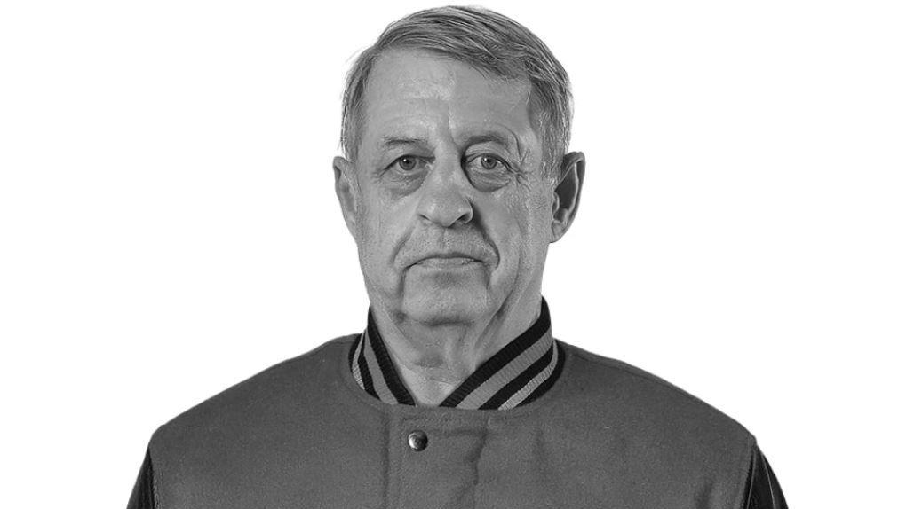 В Омске скончался известный тренер по хоккею Станислав Первушин