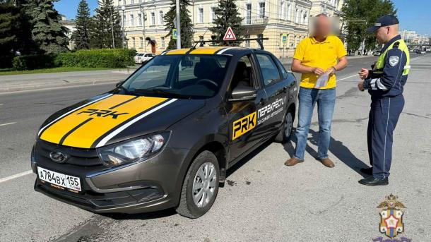 Инструкторы учили омичей водить на запретных улицах