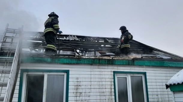 Омская семья оказалась заперта в горящем доме