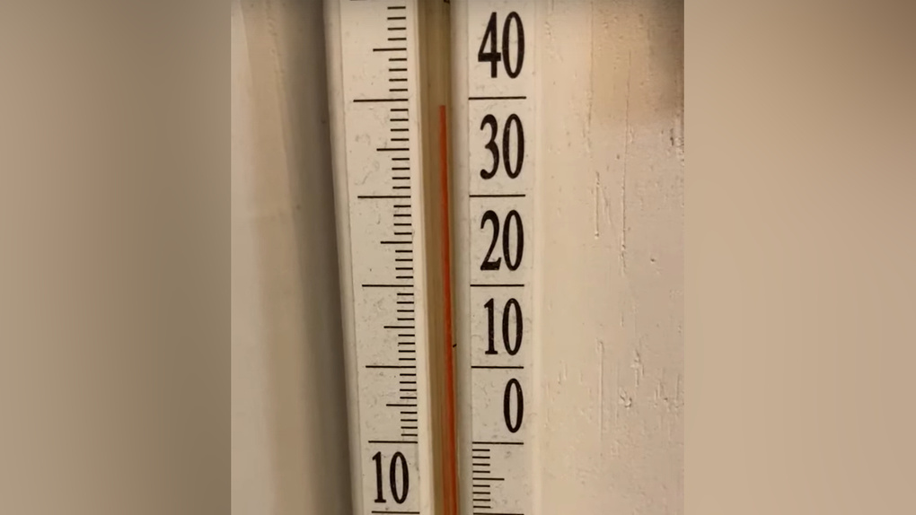 Новосибирцы пожаловались на невыносимую жару до +39 градусов в квартирах. ВИДЕО