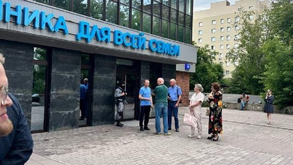 Клинике «1+1» разрешили провести пикет против действий приставов в Новосибирске