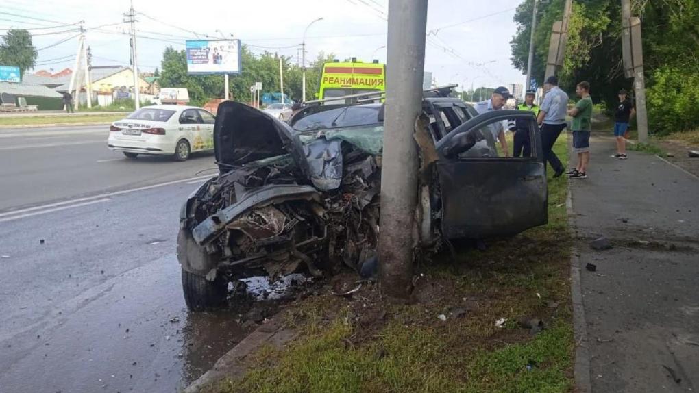 В Новосибирске на Ватутина Renault Duster влетел в столб — водитель погиб