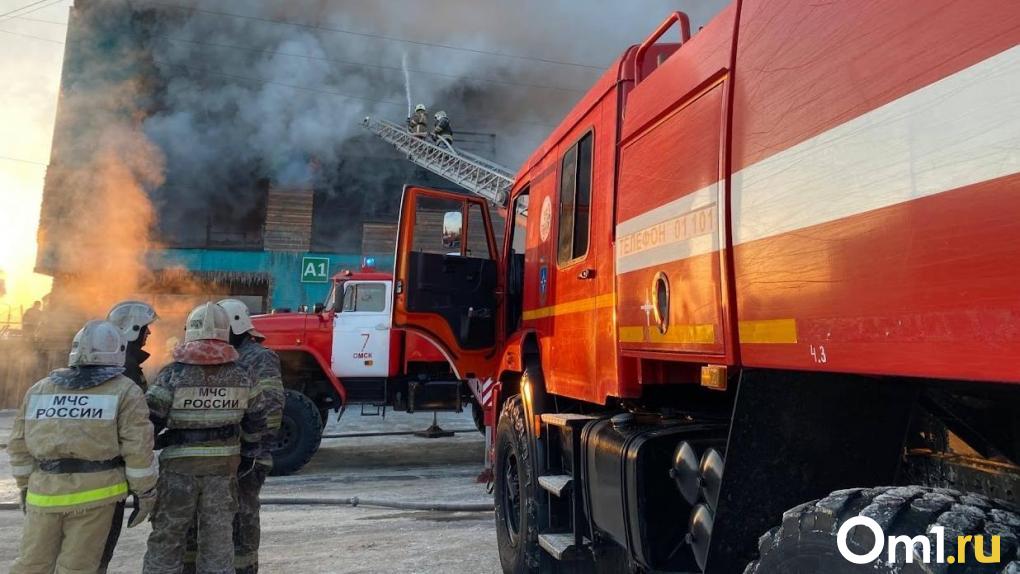 В Омске на Левобережье горит ТЦ